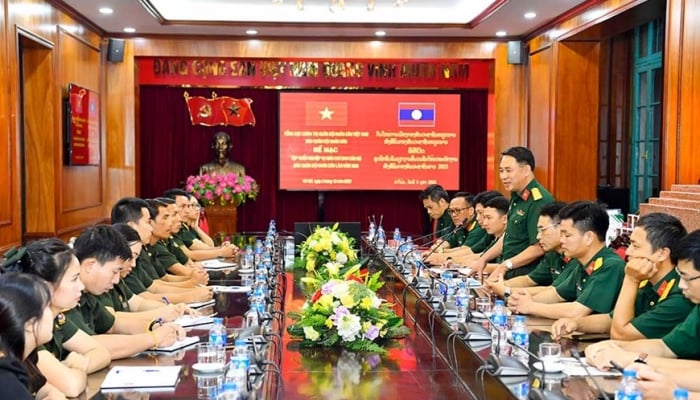 Clausura del curso de formación en periodismo para la delegación de funcionarios del periódico del Ejército Popular Lao