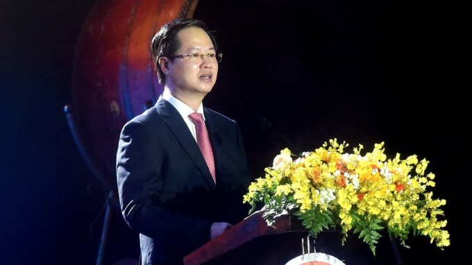 M. Doan Anh Dung, président du Comité populaire provincial de Binh Thuan, a pris la parole lors de la cérémonie de clôture de l'Année nationale du tourisme 2023 dans la soirée du 27 décembre. Photo : Tu Huynh