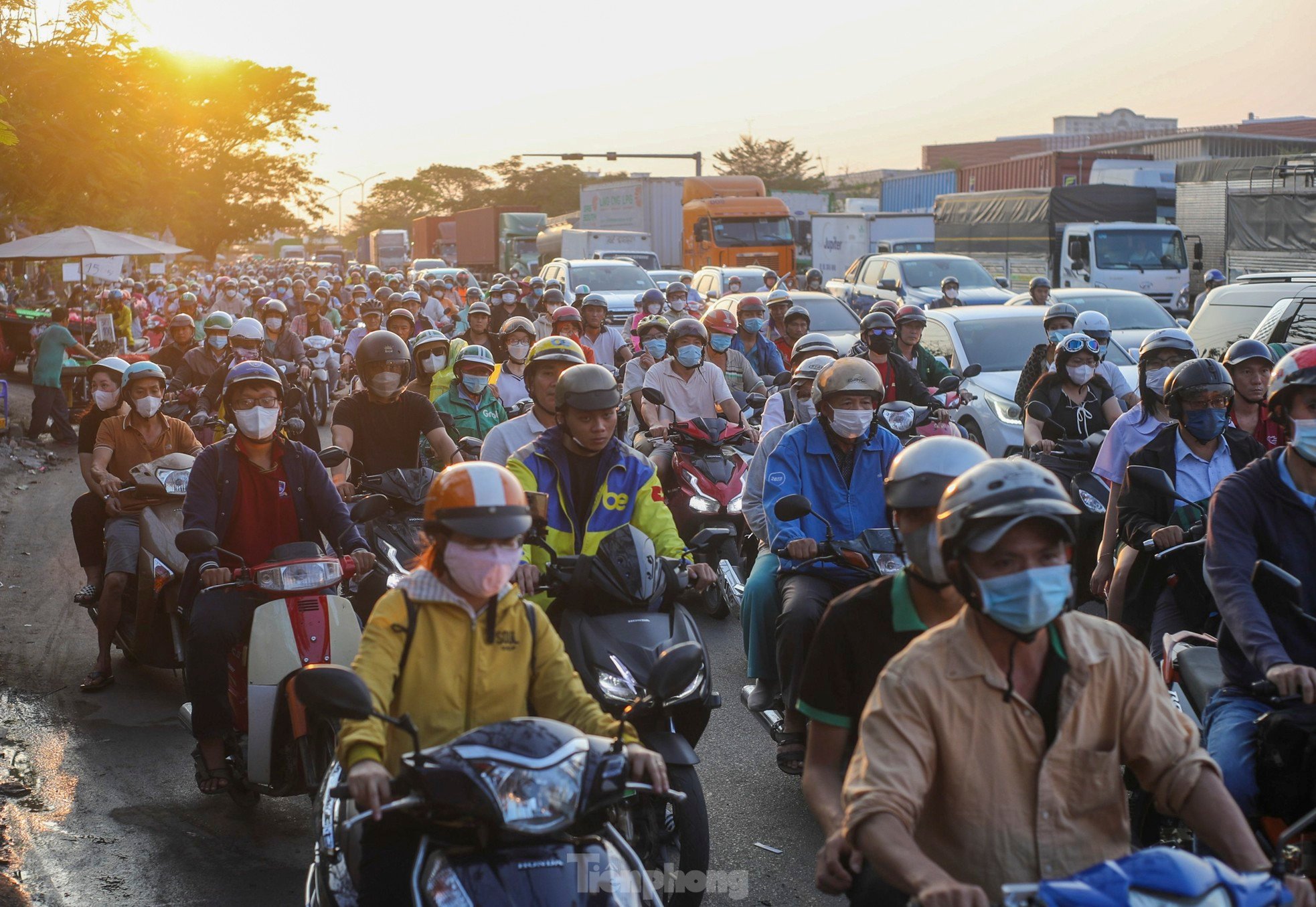 Ùn tắc nghiêm trọng sau khi đóng nút giao Nguyễn Văn Linh - Nguyễn Hữu Thọ ảnh 2