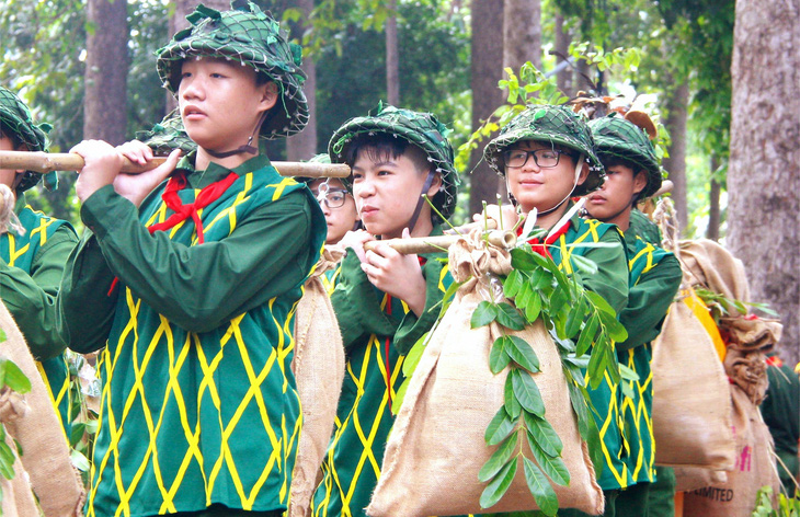 Học sinh TP.HCM tái hiện hình ảnh bộ đội Cụ Hồ tham gia chiến dịch lịch sử Điện Biên Phủ 70 năm trước  - Ảnh: C.TRIỆU