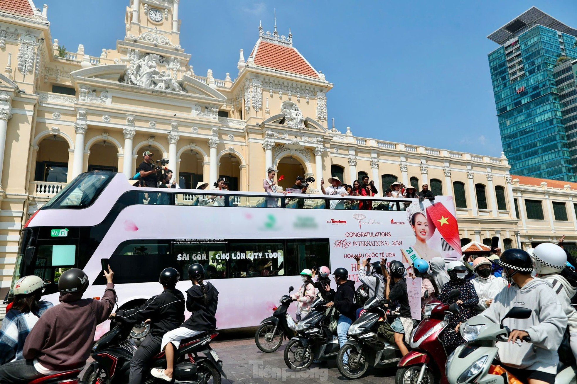 Le public a entouré la voiture de parade de Mlle Thanh Thuy, photo 6