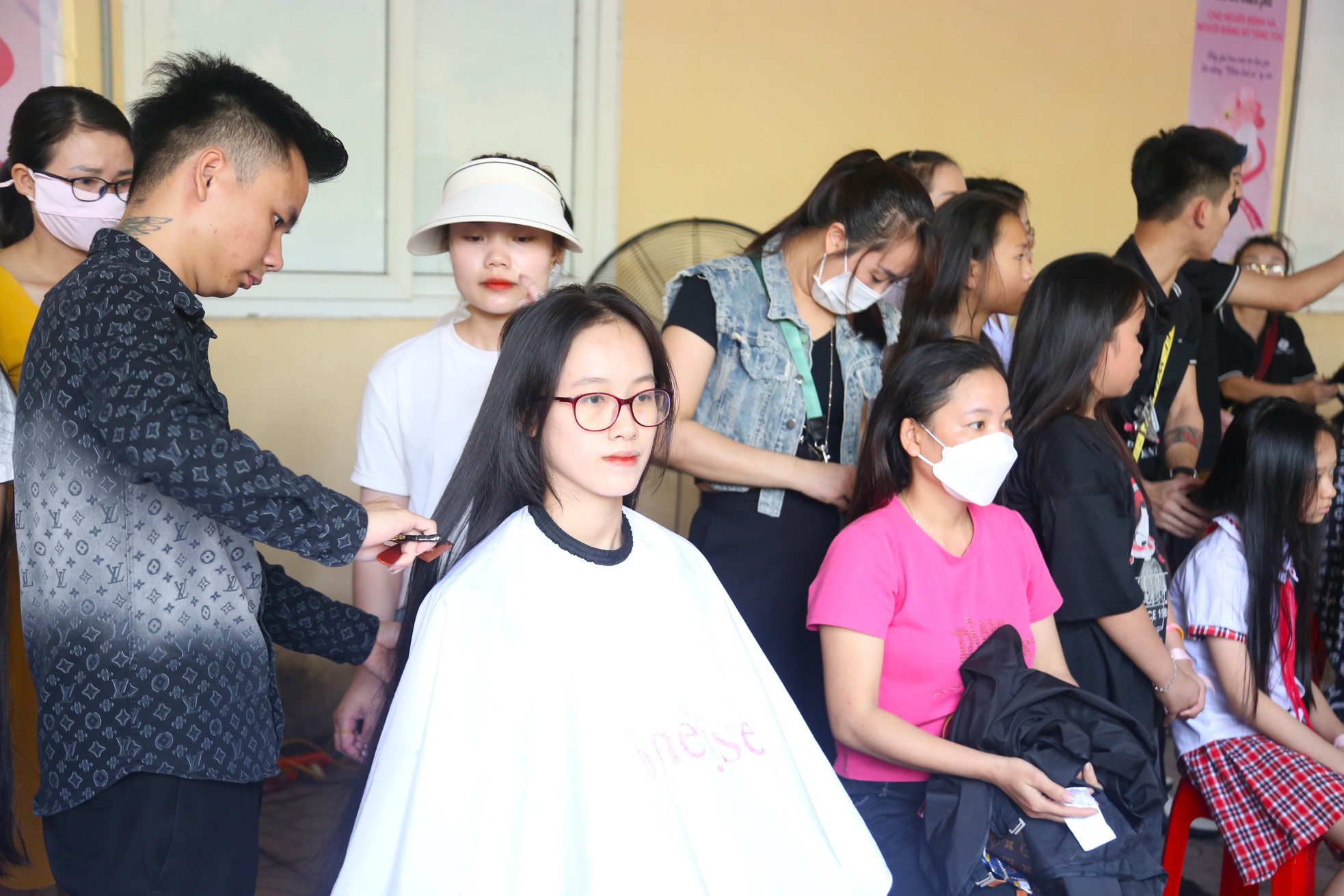 រូបភាព​កុមារី​អាយុ​៤​ឆ្នាំ​បរិច្ចាគ​សក់​ដល់​អ្នក​ជំងឺ​មហារីក រូបថត ៨