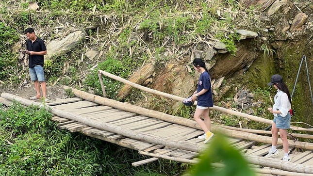 Du khách thích thú trải nghiệm ‘bản làng trên mây’ ở Yên Bái ảnh 5