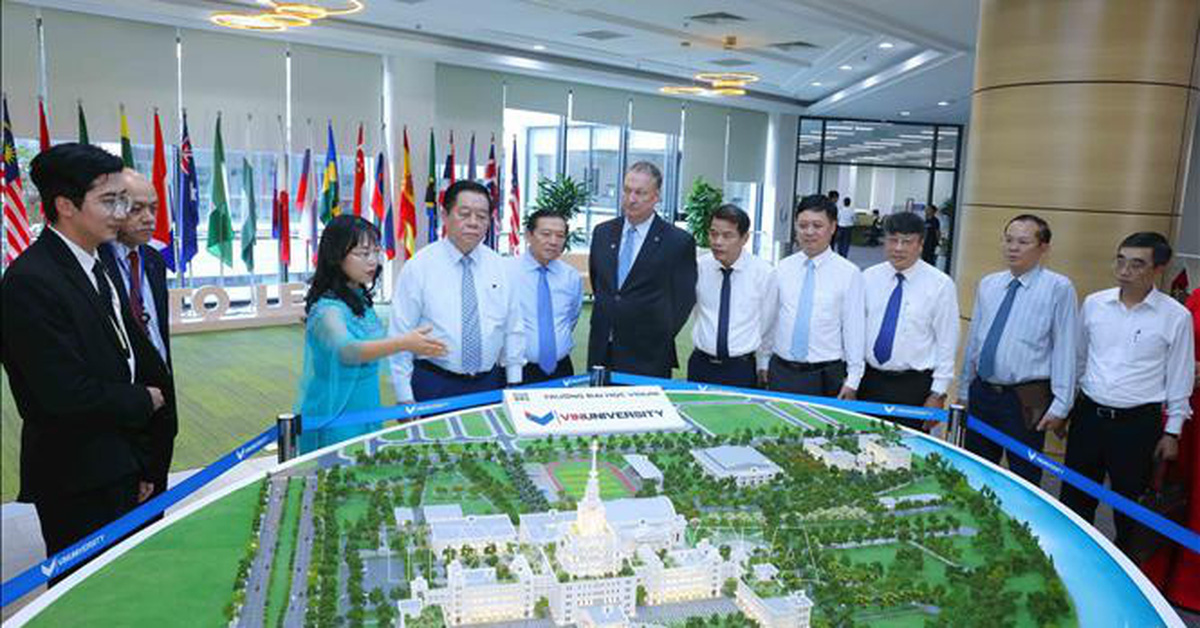 Head of the Central Propaganda Department Nguyen Trong Nghia visited and congratulated Vietnamese Teachers' Day