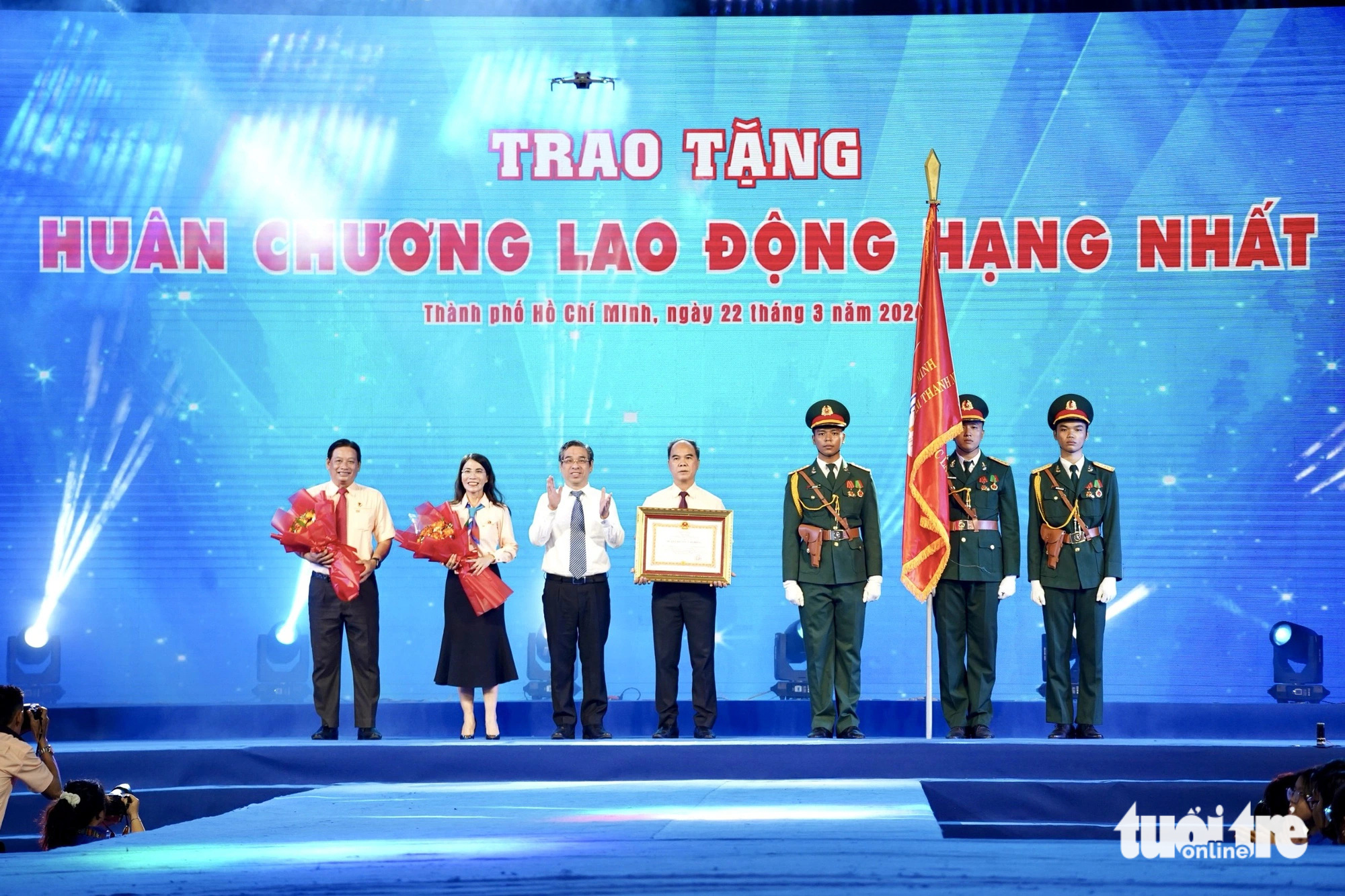 Trung tâm Dịch vụ việc làm thanh niên TP.HCM nhận Huân chương Lao động hạng nhất - Ảnh: PHƯƠNG QUYÊN