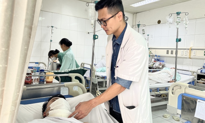 คุณหมอตรวจแผลคนไข้ ภาพโดย : Thao My