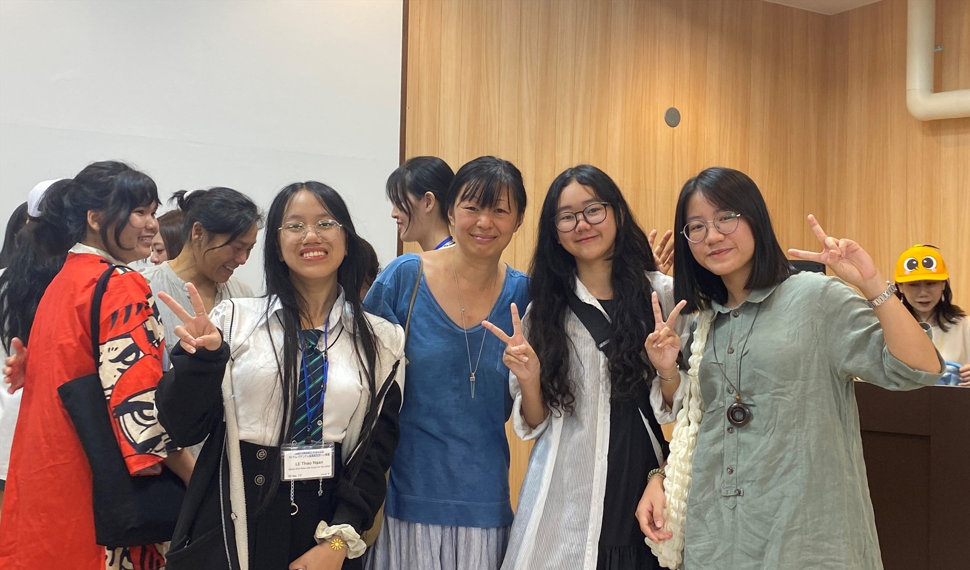 Quang Nam students interact with Japanese students. Photo: VAN GIANG