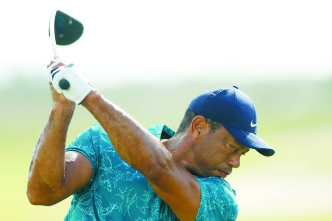 Tiger Woods tries a tee shot in the warm-up area during round 2 of the Hero World Challenge at Albany Golf Course, Bahamas. Photo: AFP