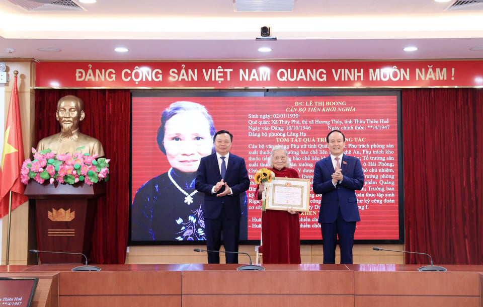 Der Vorsitzende des Volksrats der Stadt, Nguyen Ngoc Tuan, und der Sekretär des Bezirksparteikomitees von Dong Da, Dinh Truong Tho, überreichten dem Parteimitglied Le Thi Boong das Parteiabzeichen für 80-jähriges Parteijubiläum.