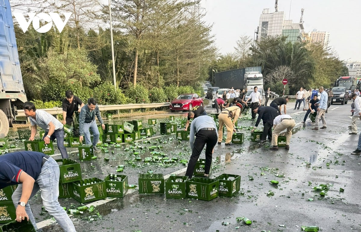 Container-LKW platzt auf, Dutzende Bierkisten fallen auf Phap Van – Cau Gie Highway, Foto 4