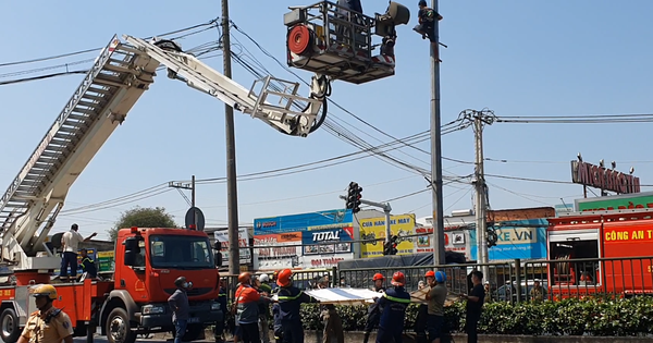 救助隊員が街灯柱に登り、路上で大混乱を引き起こす