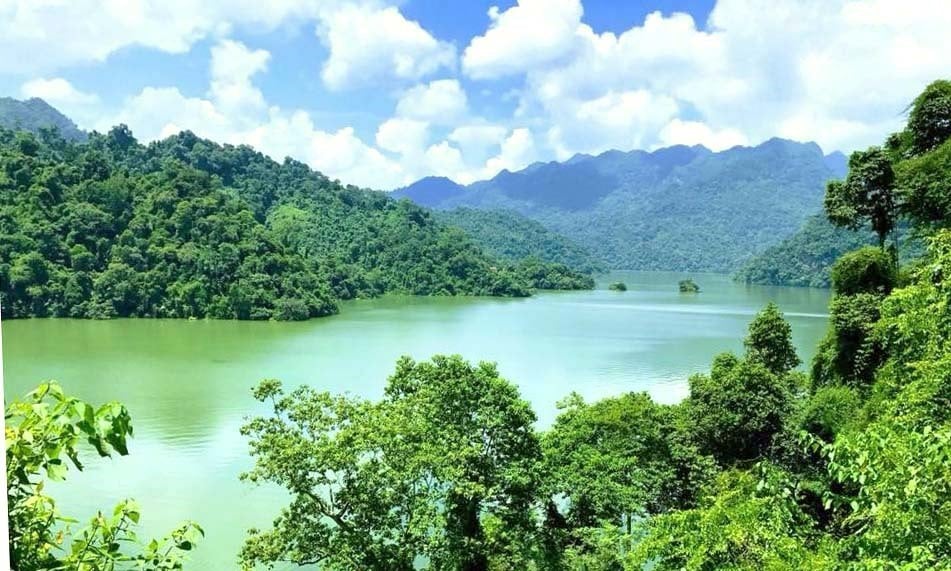 Traveling on Ba Be Lake - the pearl of Bac Kan mountains and forests