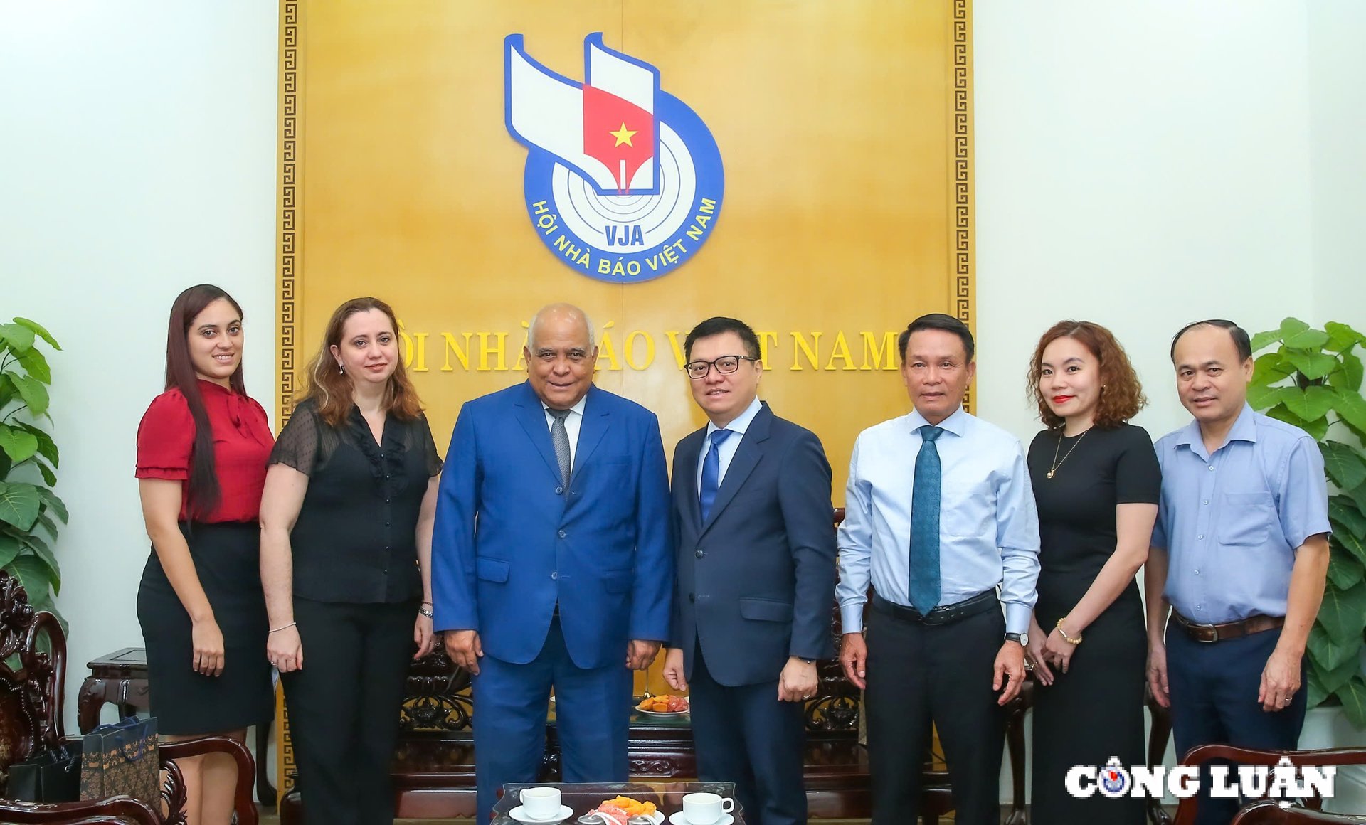 Vorsitzender der vietnamesischen Journalistenvereinigung empfängt Delegation des kubanischen Botschafters Foto 5