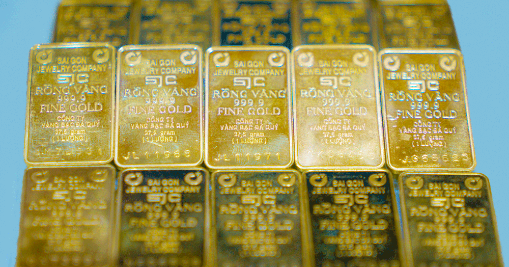 How has the gold price fluctuated since the big 4 bank sold SJC gold bars?