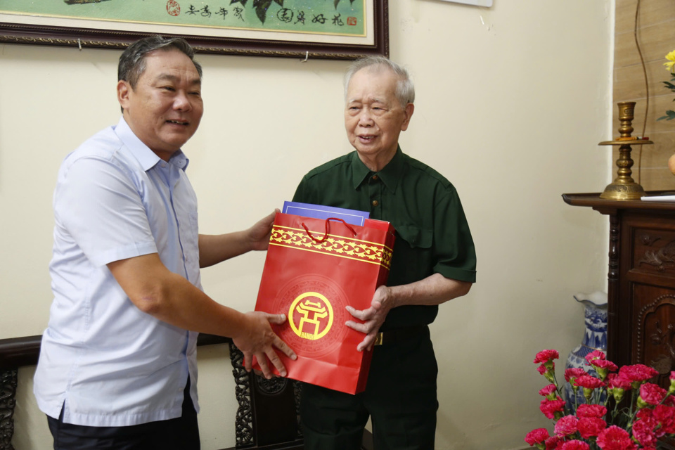 El vicepresidente permanente del Comité Popular de la ciudad, Le Hong Son, visitó y entregó obsequios al Sr. Nguyen Minh Thang (Grupo residencial Cau Do 1, barrio Ha Cau, distrito Ha Dong)