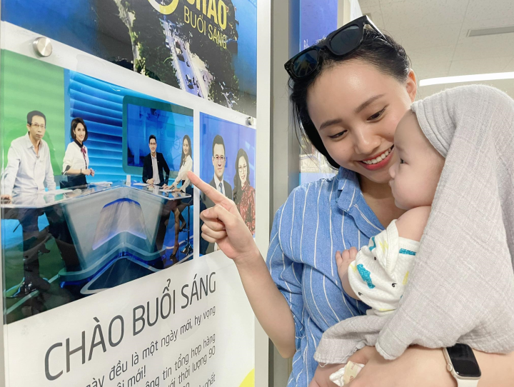 Weather reporter Xuan Anh: I often come home late so my husband will feed and put the baby to sleep - 1