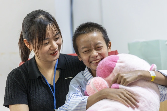 The little girl from Lang Nu village miraculously revived after 50 days at Bach Mai Hospital