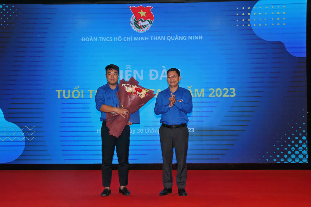 Quang Ninh Coal Union congratulates Le Ngoc Khanh on being recognized by the Central Youth Union as 