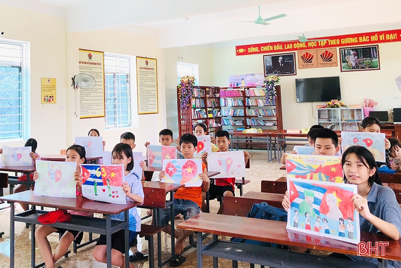 Estudiantes del distrito montañoso de Ha Tinh dibujan un dibujo 