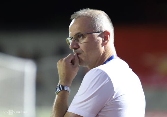 Coach Bozidar Bandovic leaves Hanoi FC after 10 months of working. Photo: Duc Hung