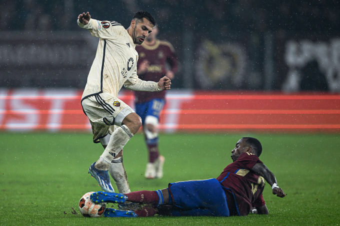 Aouar recibió un despeje de un jugador del Servette en el pie durante el empate 1-1 en la quinta jornada del Grupo G de la Europa League en Ginebra el 30 de noviembre. Foto: Reuters