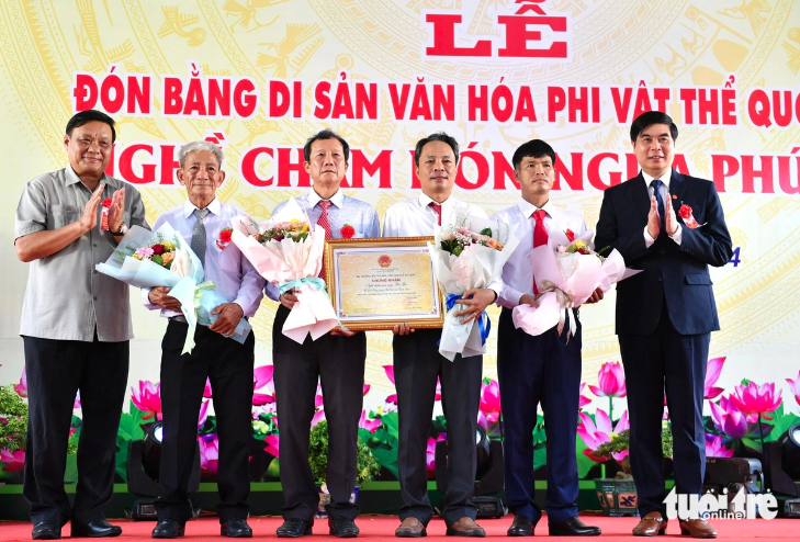 Binh Dinh reçoit le certificat de patrimoine culturel immatériel pour l'artisanat du tissage de chapeaux de cheval de Phu Gia