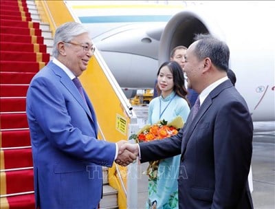 Kazakhstan President begins official visit to Vietnam