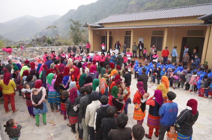 People of Can Chu Phin commune, Meo Vac, Ha Giang received gifts from the program.