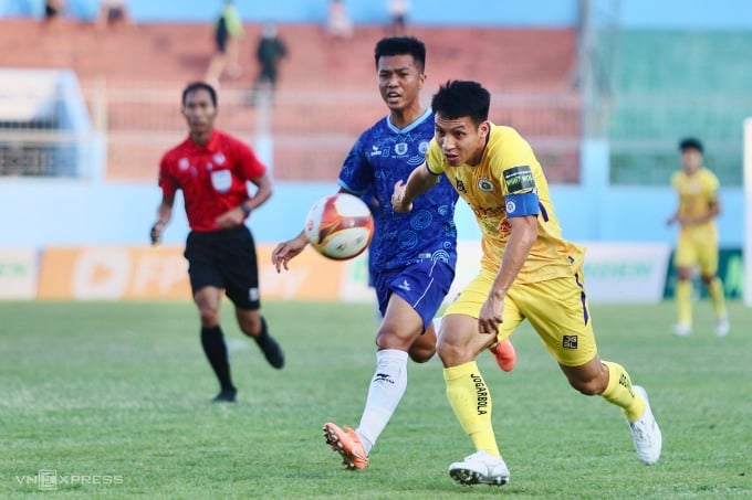 Sự trở lại của Hùng Dũng (phải) giúp Hà Nội FC tự tin hơn trên đường đua vô địch với CAHN và Thanh Hóa. Ảnh: Anh Dũng