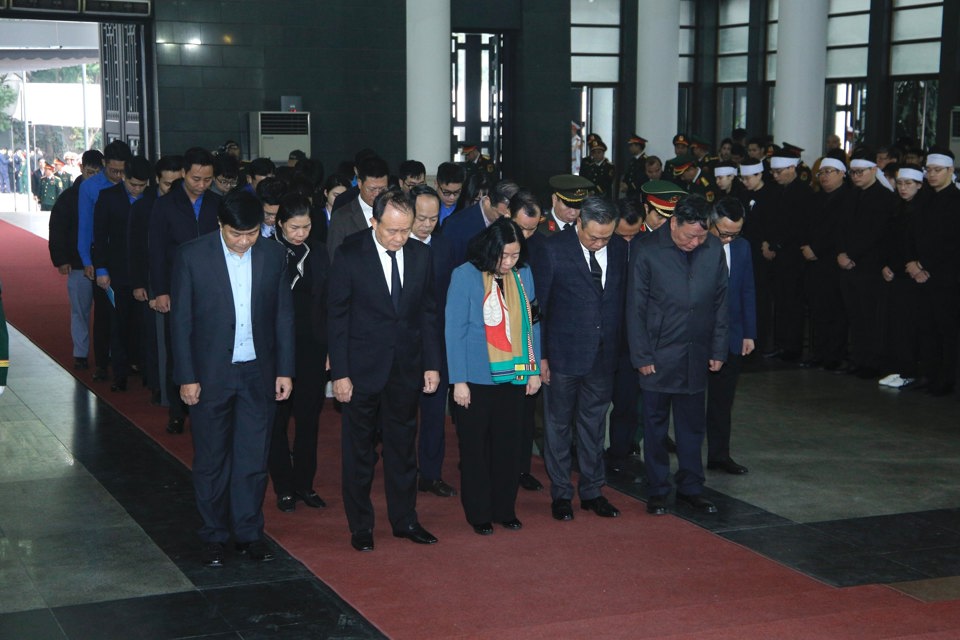 Die Delegation des Parteikomitees der Stadt Hanoi, des Volksrats, des Volkskomitees und des Komitees der Vaterländischen Front Vietnams unter der Leitung der Sekretärin des Parteikomitees der Stadt, Bui Thi Minh Hoai, würdigte General Nguyen Quyet. Foto: Viet Thanh