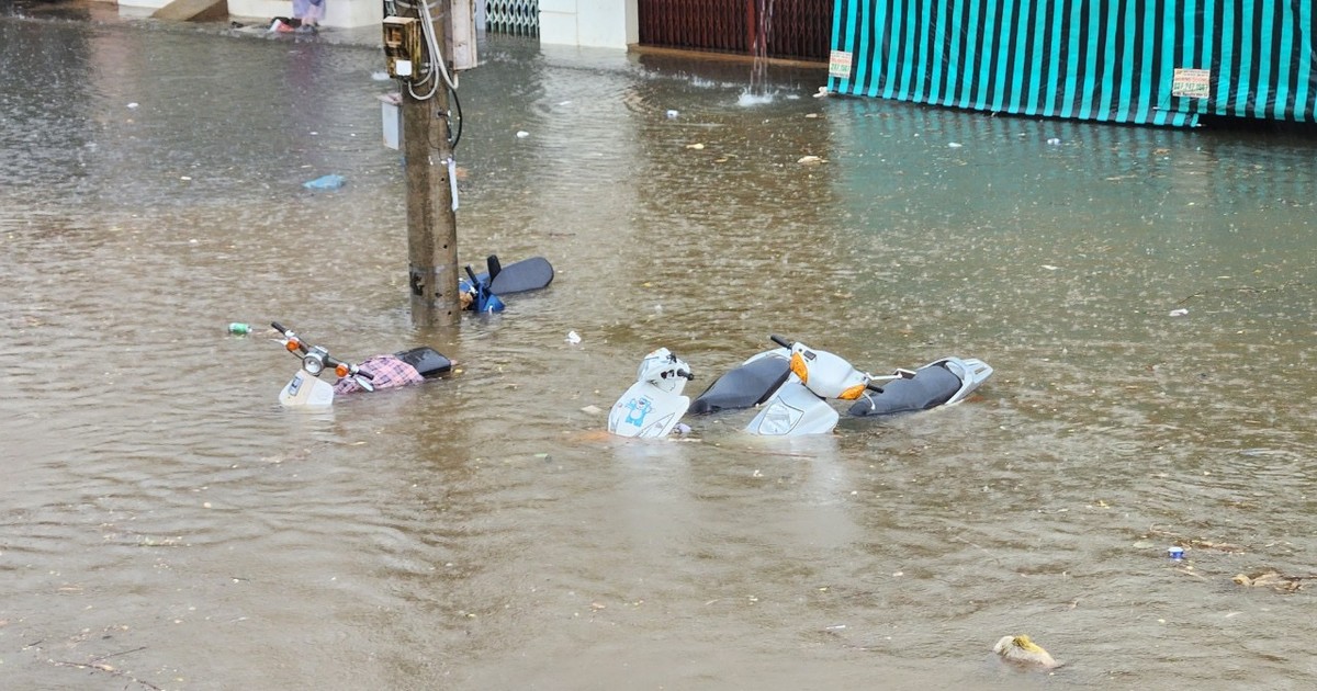 バオロック市で大雨、多くの道路が深刻な冠水