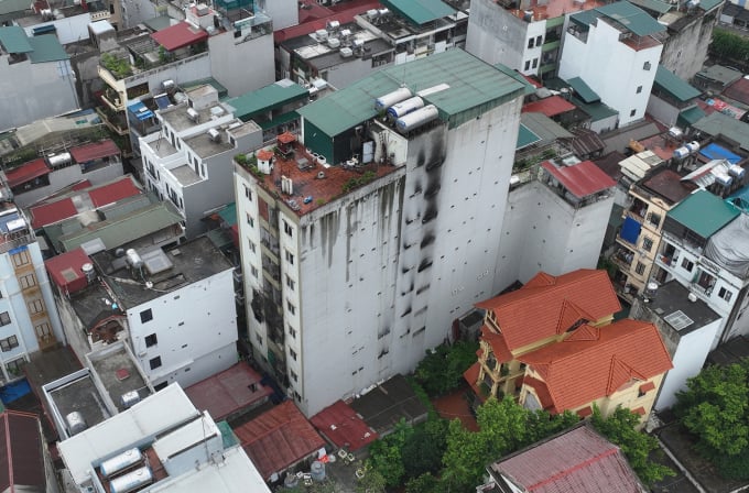 Le mini-immeuble en feu est situé au milieu d'un quartier résidentiel surpeuplé. Photo : Ngoc Thanh