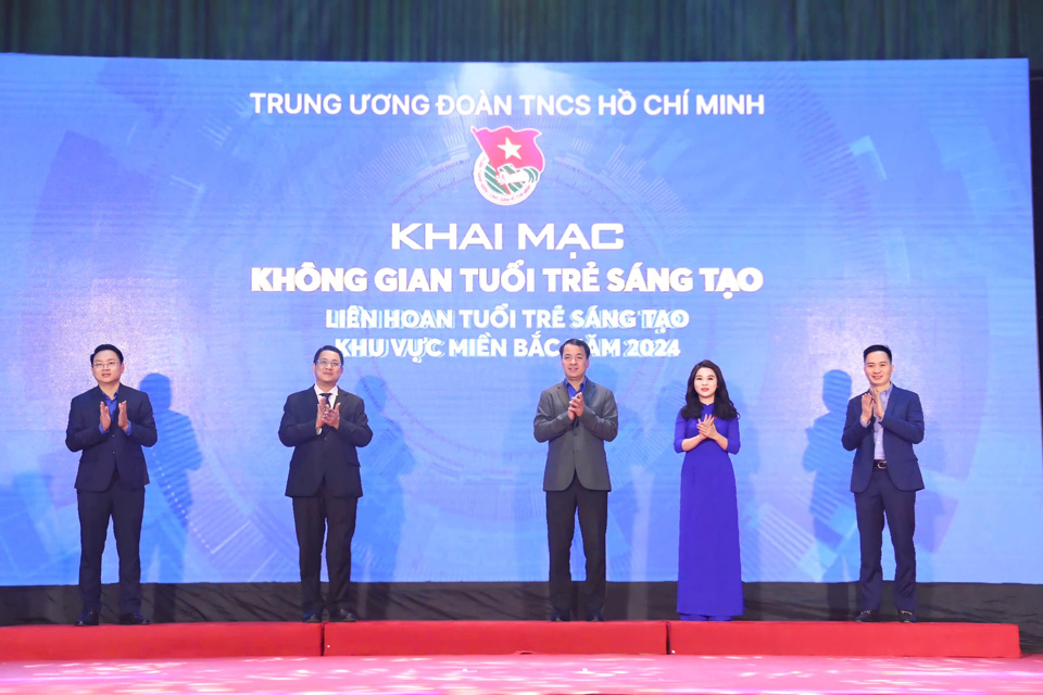 Các đại biểu thực hiện nghi thức khai mạc liên hoan Tuổi trẻ sáng tạo khu vực miền Bắc năm 2024