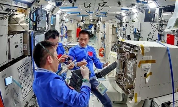 ทีมงาน Shenzhou 17 ปฏิบัติงานในสถานี Tiangong ภาพ: CMS