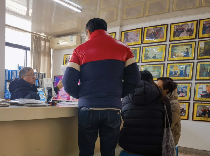 Li Jiyan unterhält sich mit potenziellen Schwiegersöhnen. Foto: Sixth Tone