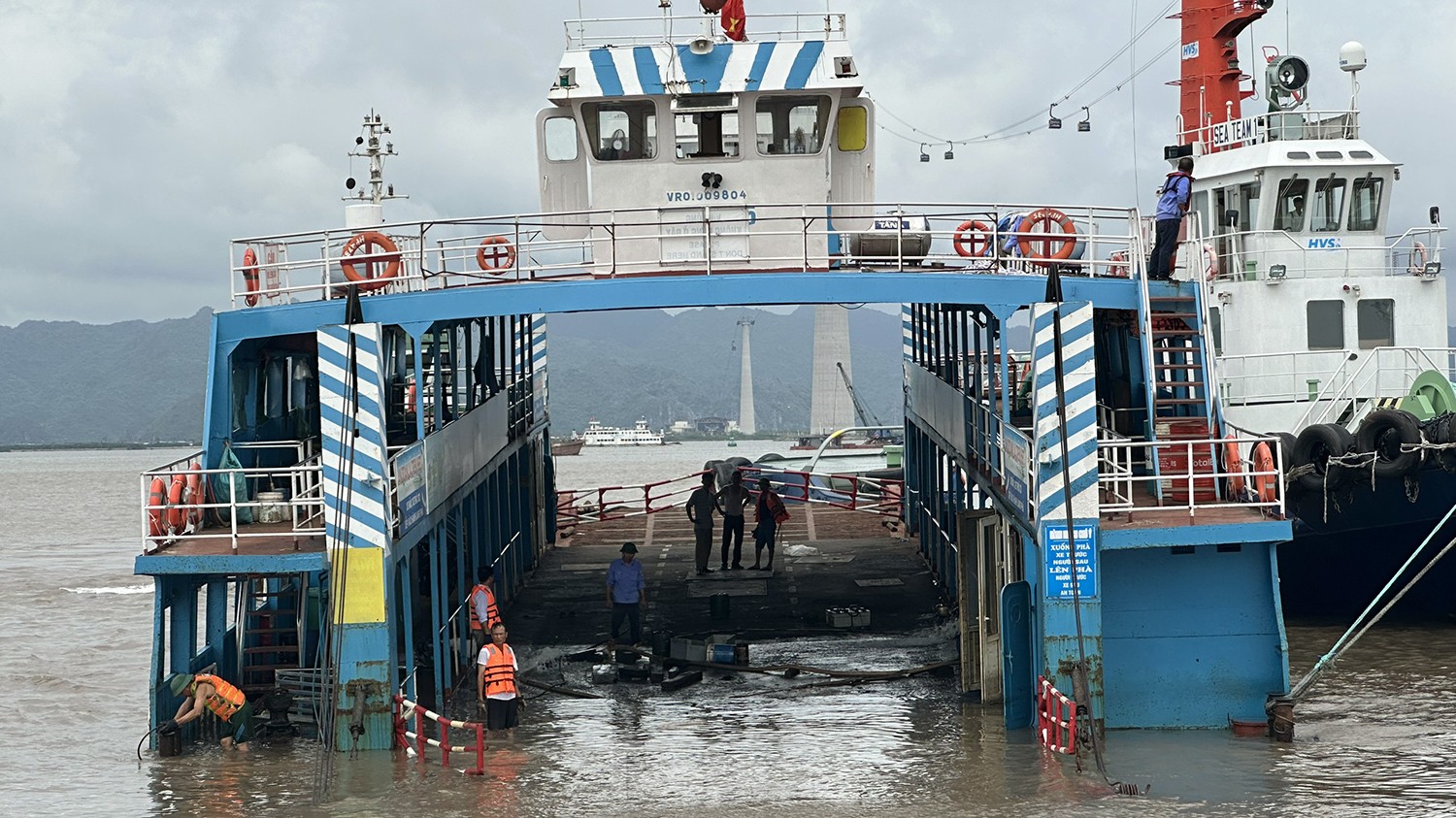 カットバ島行きの旅客フェリーが事故、船室に浸水 写真2