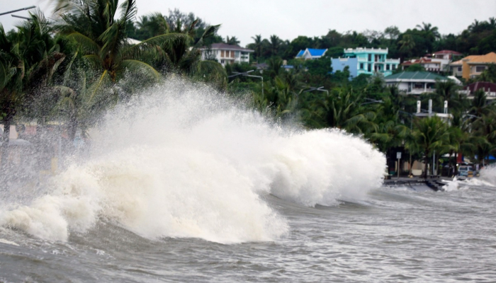 El supertifón Man-yi con ráfagas de viento de hasta 325 km/h golpea Filipinas