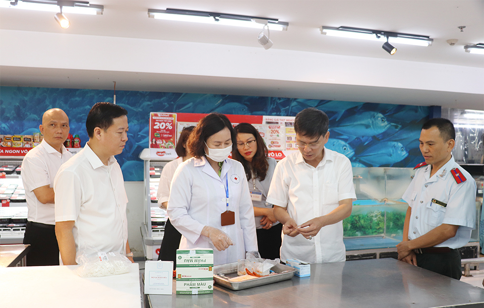 El equipo de inspección de seguridad alimentaria de Hanoi analizó rápidamente los alimentos en un supermercado de la ciudad.