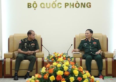 Generalmajor Pham Truong Son empfing eine Delegation der Operationsabteilung des Oberkommandos der Königlich Kambodschanischen Armee.