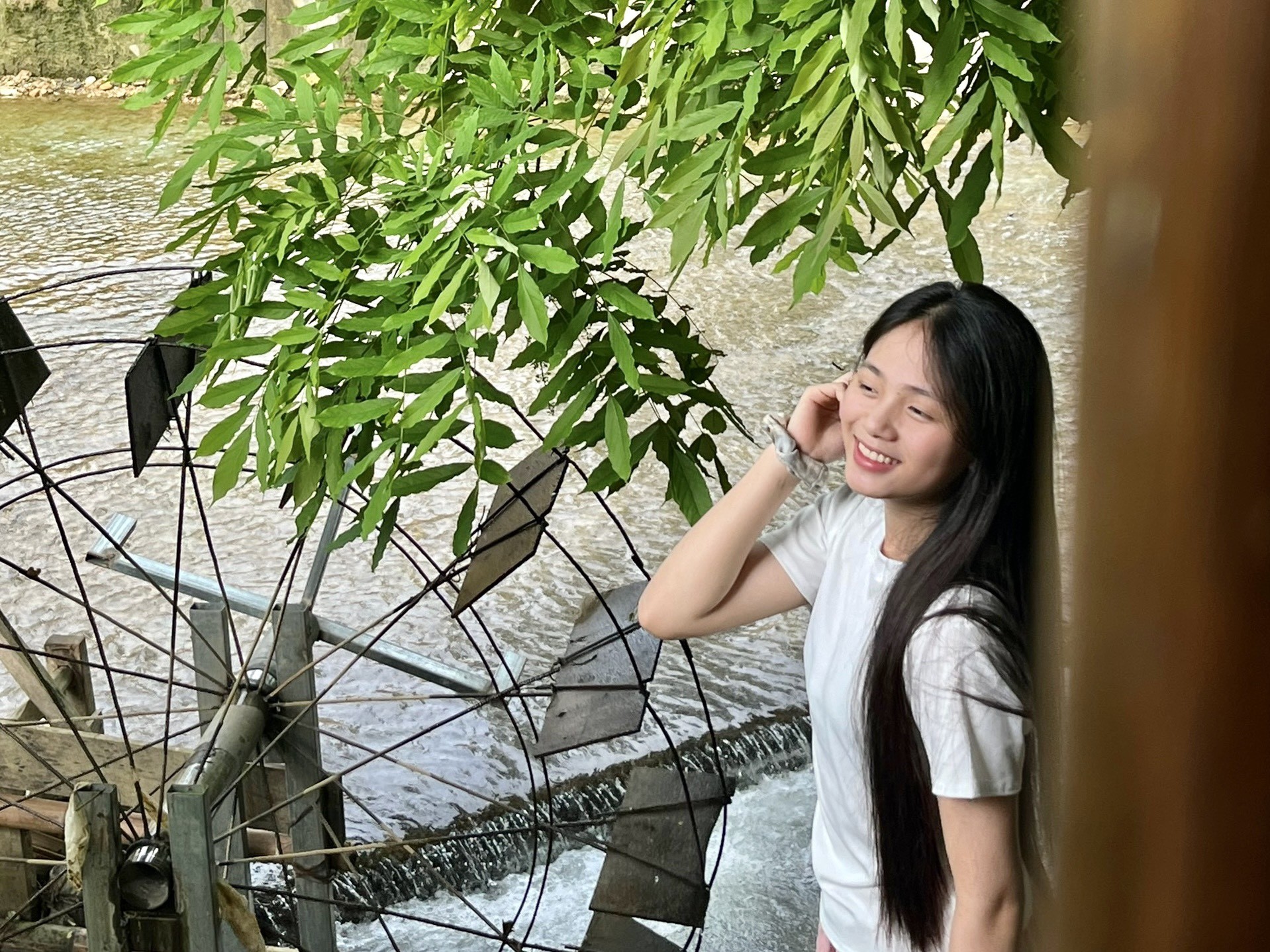 Young people invite each other to go up the mountain to avoid the heat: Eat grilled chicken, drink coffee by the stream photo 16