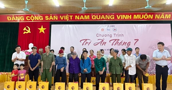 Tặng hơn 300 suất quà tới các gia đình chính sách, người có công