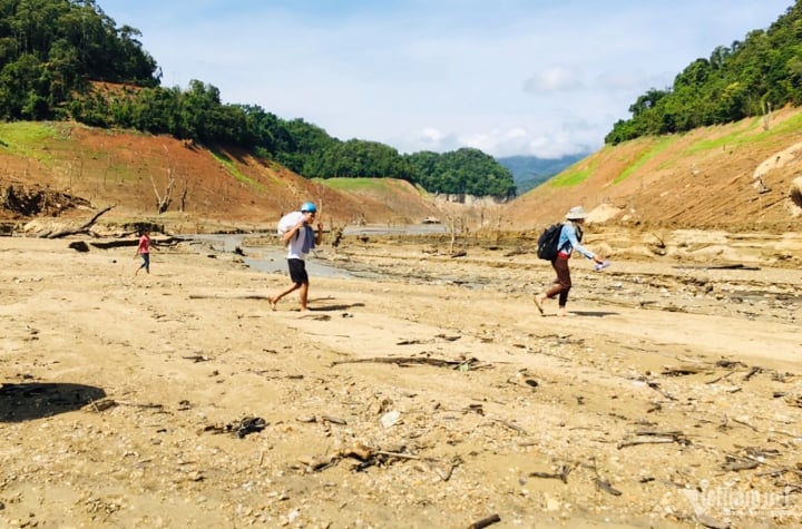 Les gens luttent pour patauger dans la boue au milieu du plus grand réservoir hydroélectrique de Nghe An - 3