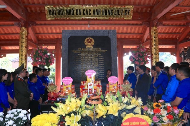 Delegation of Ly Tu Trong Award offered incense to commemorate President Ho Chi Minh photo 17