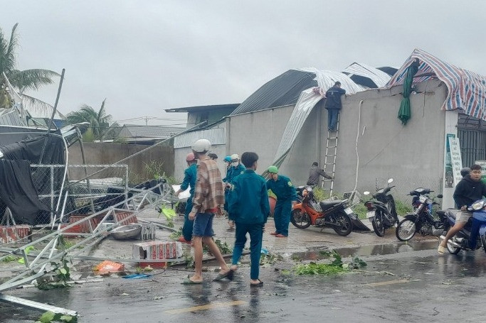 大雨と竜巻により西部の数十軒の家屋が倒壊し屋根が剥がれた