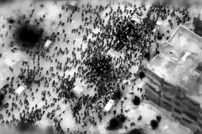 Una multitud rodea un camión de ayuda humanitaria durante un tiroteo ocurrido el 29 de febrero en el norte de la Franja de Gaza, que dejó más de 100 muertos. Foto: FDI