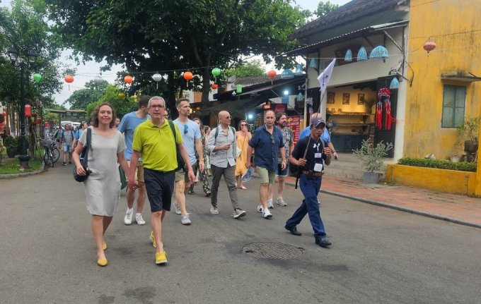 Internationale Besucher in Hoi An Anfang Mai. Foto: Dac Thanh