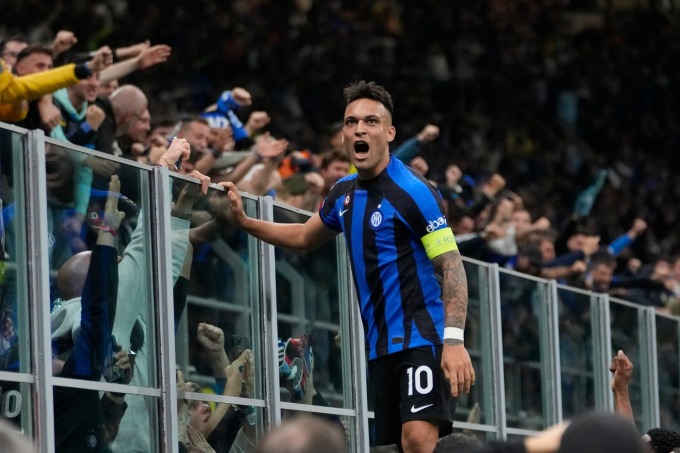 Martinez teilt die Freude mit den Fans, nachdem Inter das Finale der Champions League erreicht hat. Foto: AP