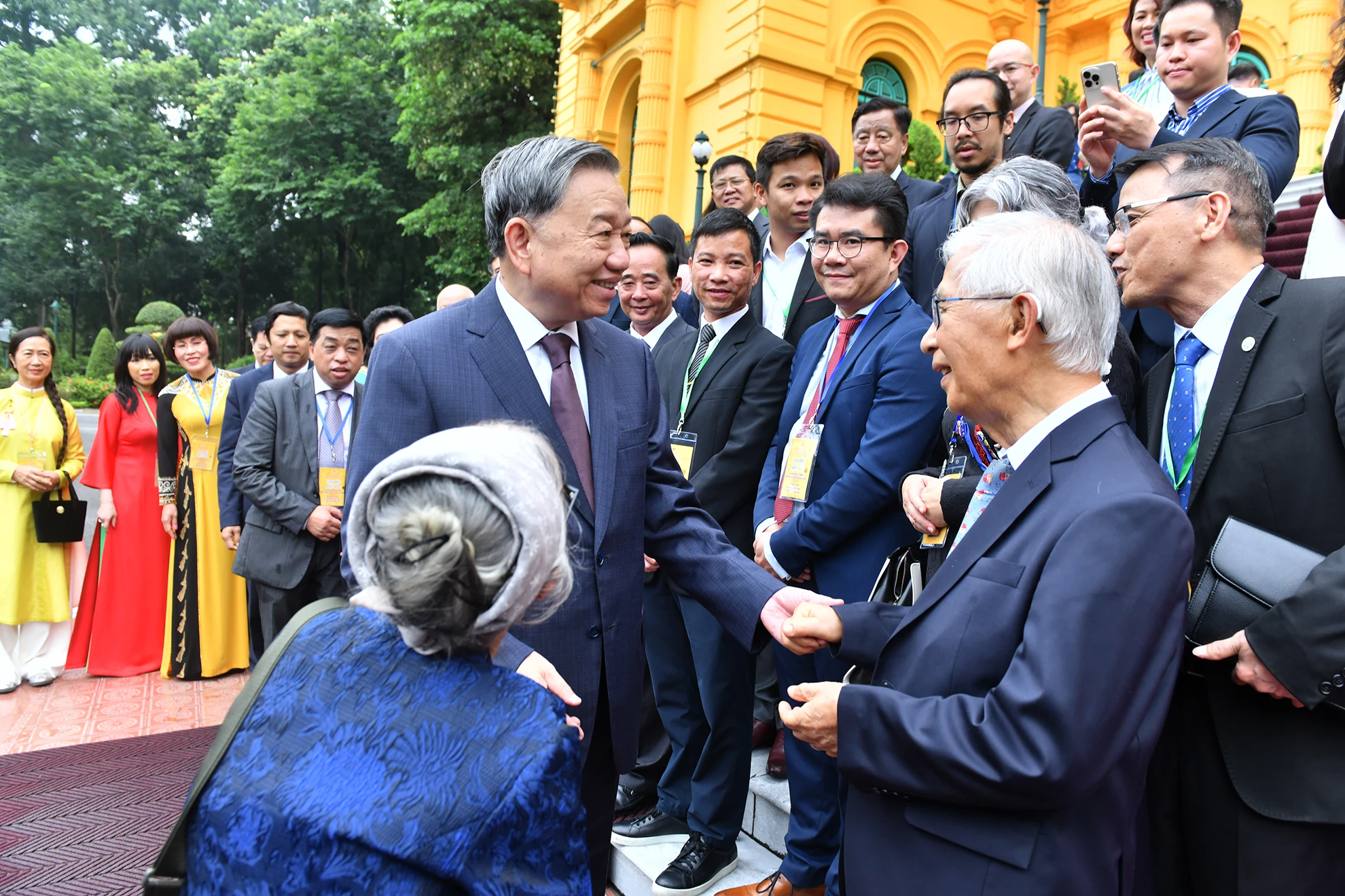 [Foto] El Secretario General y Presidente To Lam recibe a una delegación de destacados vietnamitas en el extranjero. Foto 1