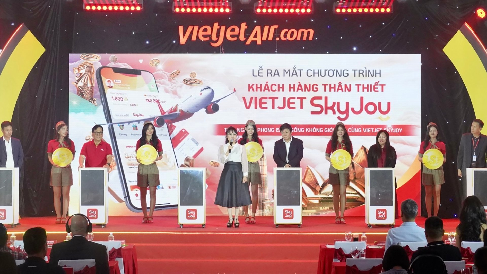 Lãnh đạo Vietjet thực hiện nghi thức ra mắt chính thức chương trình khách hàng thân thiết Vietjet SkyJoy