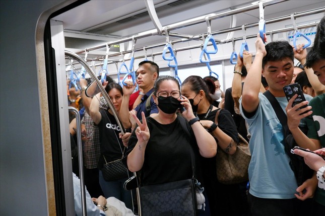ホーチミン市地下鉄、膨大な数の乗客を迎える（写真2）